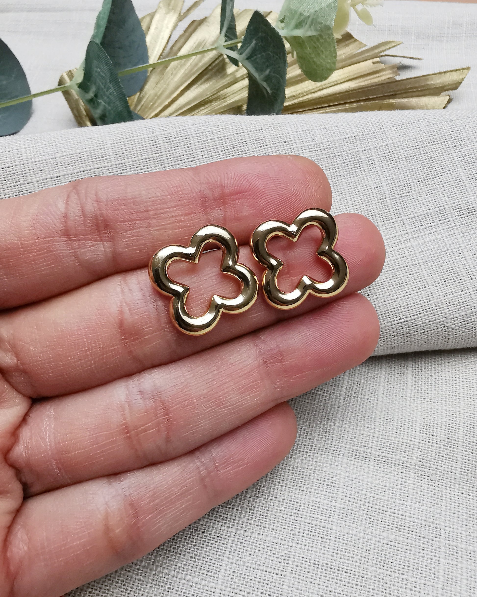 SAMANTHA || Four Leaf Flower Gold Earrings. - Vinta Shop