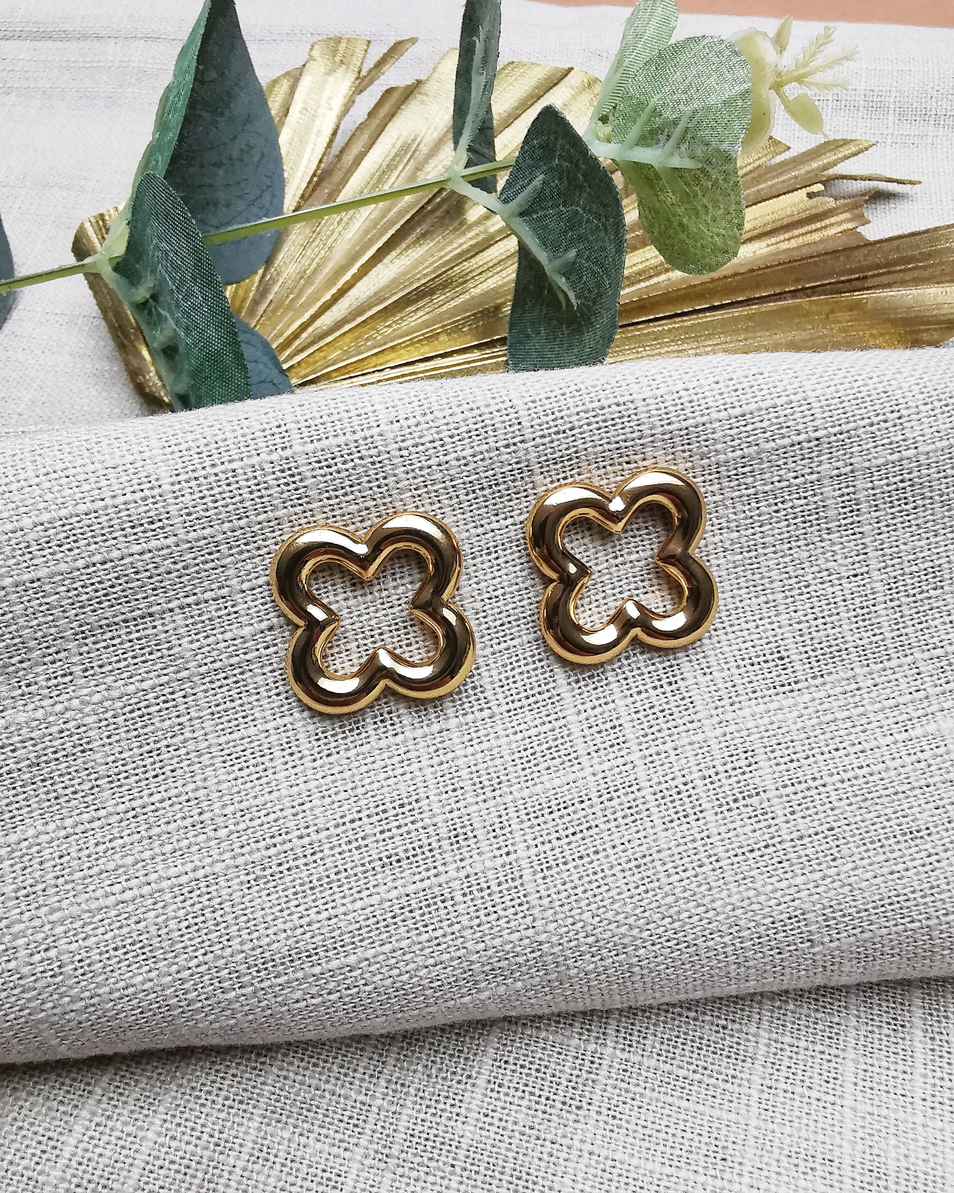 SAMANTHA || Four Leaf Flower Gold Earrings. - Vinta Shop