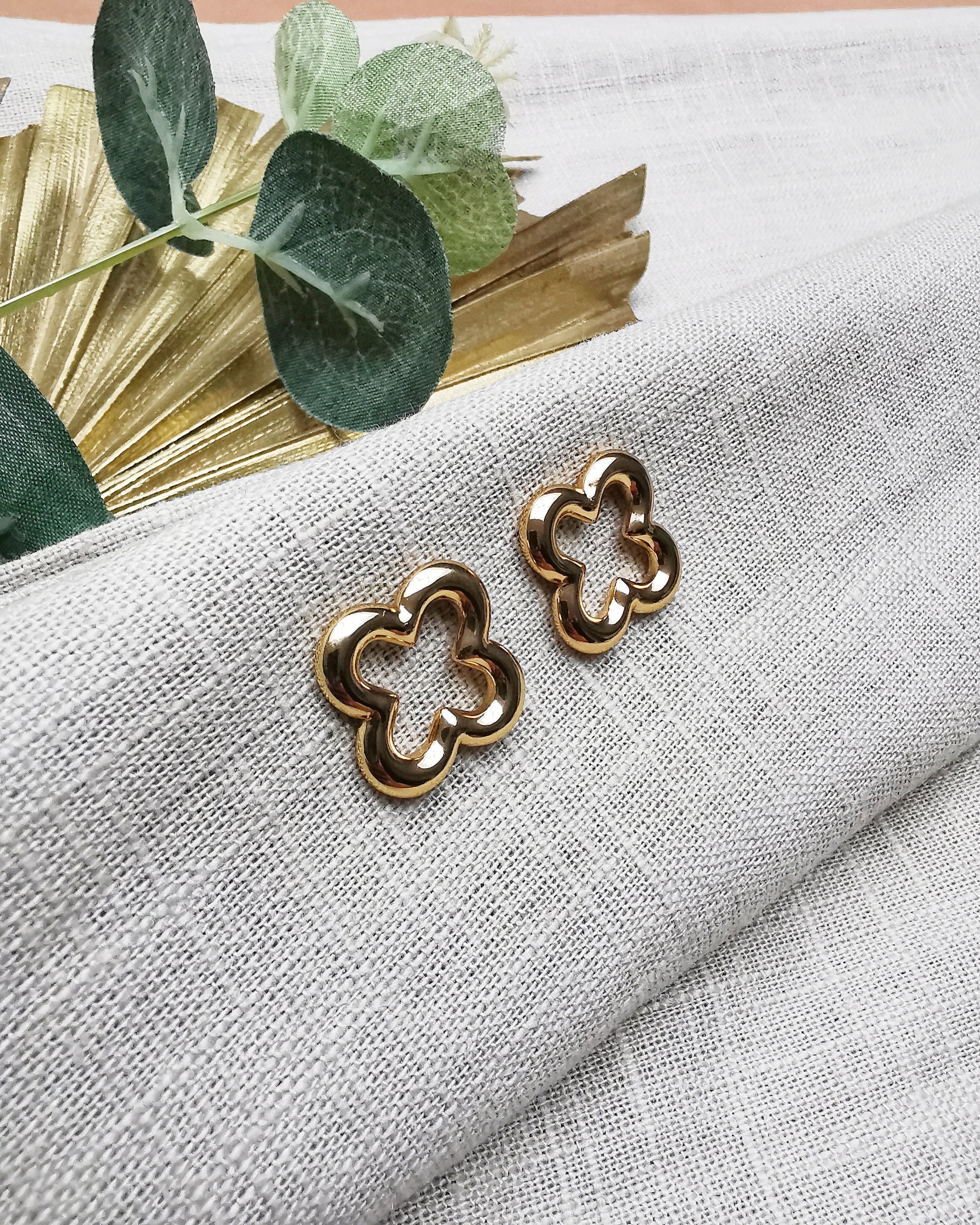 SAMANTHA || Four Leaf Flower Gold Earrings. - Vinta Shop
