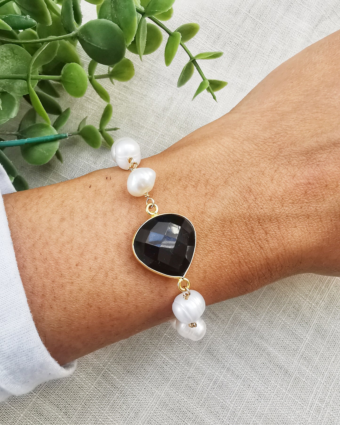 Frehswater Pearl Bracelet with Gemstones